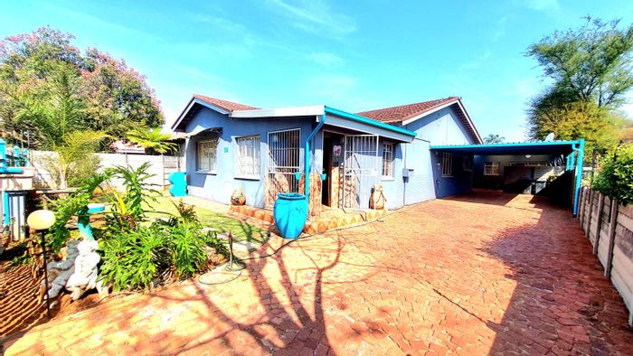 House for Sale in Parktown Estate: 3 beds, borehole, flatlet, security features.