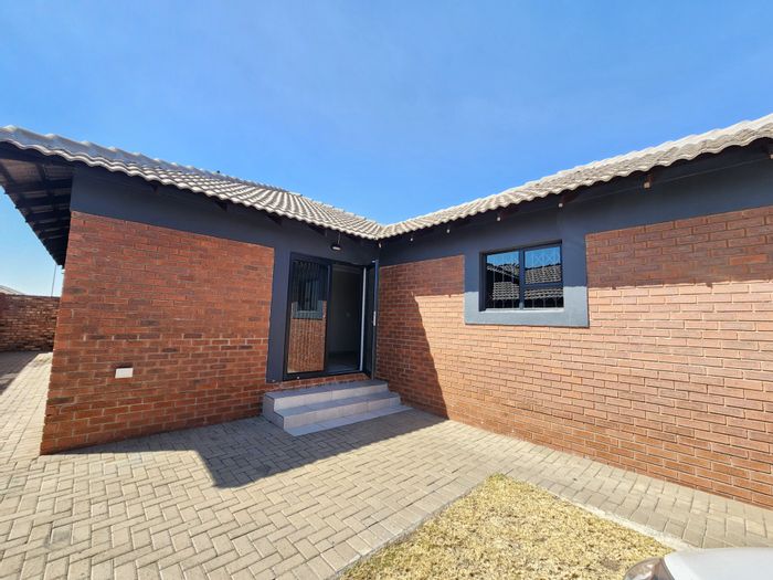 Three-bedroom house to rent in Secunda Central with garage and pet-friendly garden.