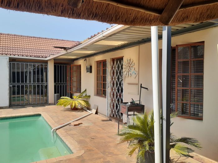 Doringkloof House For Sale: 5 bedrooms, pool, guesthouse potential, ample parking.