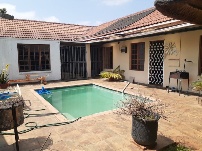 Doringkloof House For Sale: 5 bedrooms, pool, guesthouse potential, ample parking.