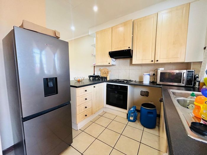 For Sale: 2 Bed Apartment in Mooikloof Ridge with Garage and Lounge.