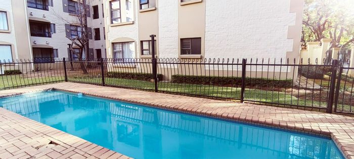 For Sale: Apartment in Nieuw Muckleneuk with balcony, pool, and secure parking.