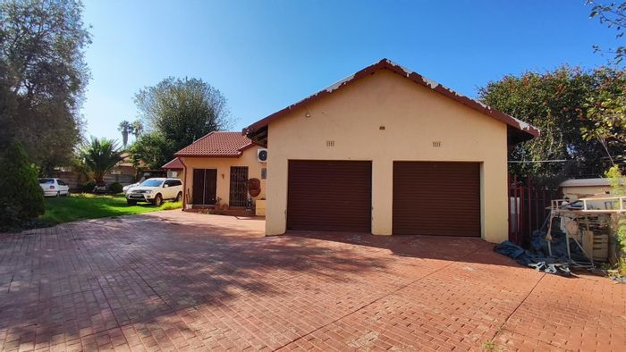 Verwoerdpark House For Sale: 3 Bedrooms, 2 Bathrooms, 3 Living Rooms, Parking.