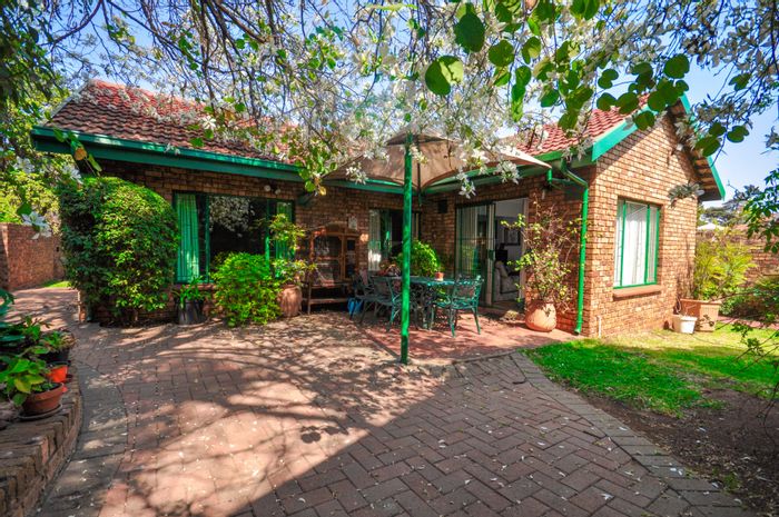 Garsfontein House For Sale: 3 beds, garden, double garage, near schools.