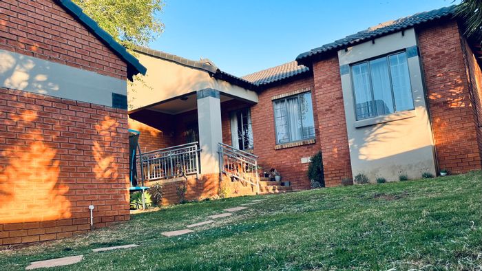 Townhouse for Sale in Mooikloof Ridge: 3 beds, pool, garages, and playground.