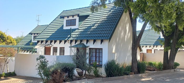 2-Bedroom Townhouse for Sale in Weltevreden Park with Garden and Pool Access.