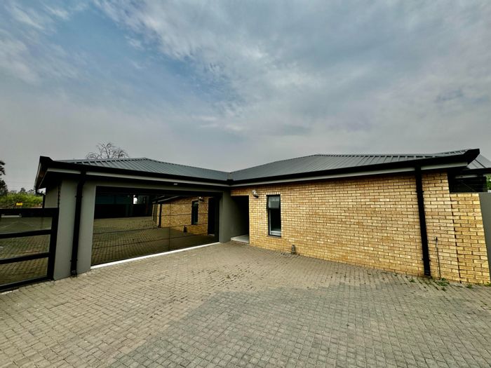 For Sale: Secunda Central House with 3 Bedrooms, Garage, and Security Complex Access.