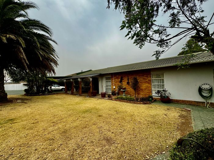 For Sale: Spacious Secunda Central house with 4 bedrooms, 3 garages, and large yard.