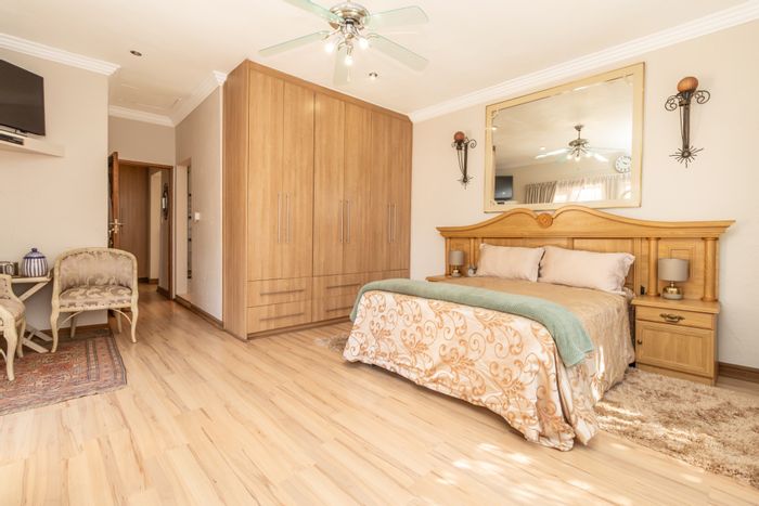 For Sale: House in Featherbrooke Estate with 2 cottages, jacuzzi, and security.