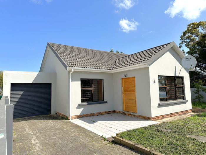 House For Sale in King George Park: 3 beds, 2 baths, spacious living, garage.