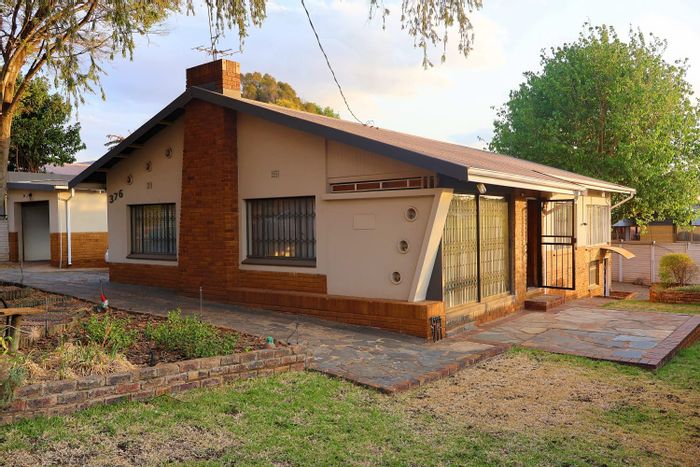 Kloofsig House For Sale: 3 beds, Lapa, double garage, near Groenkloof Nature Reserve.