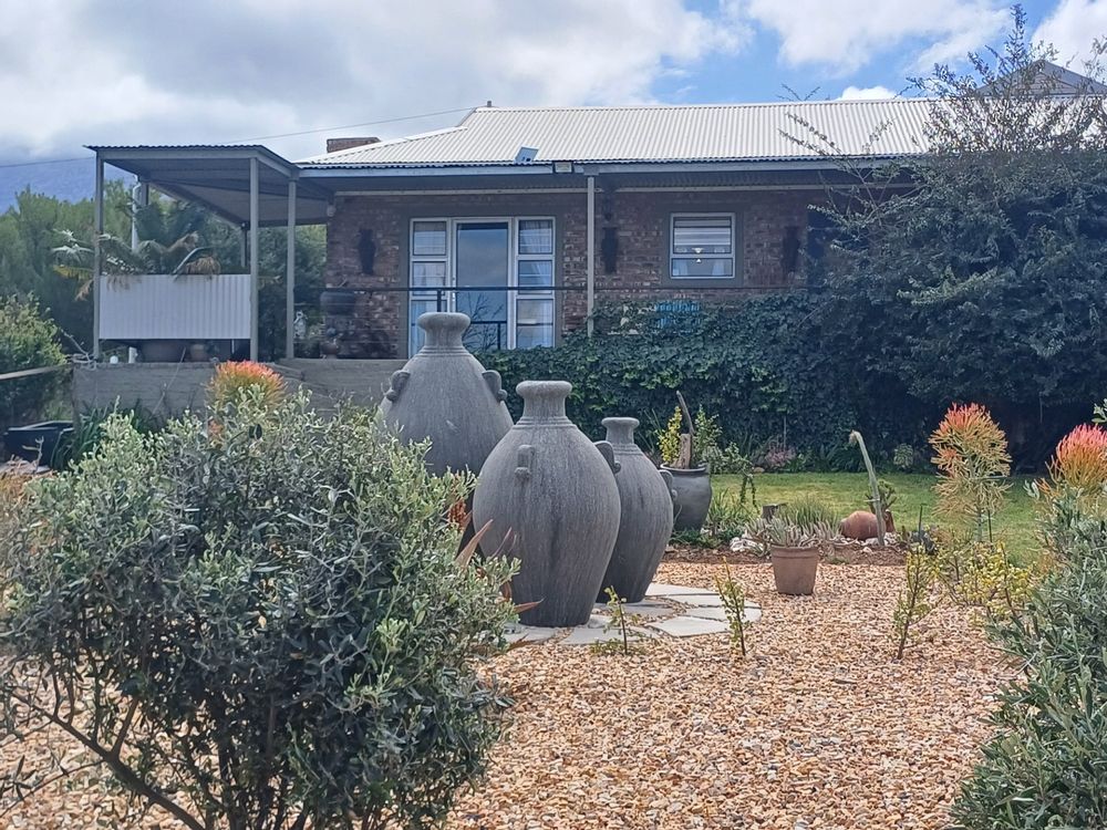 For Sale House in Ladismith Central with pool, garden, and greenbelt