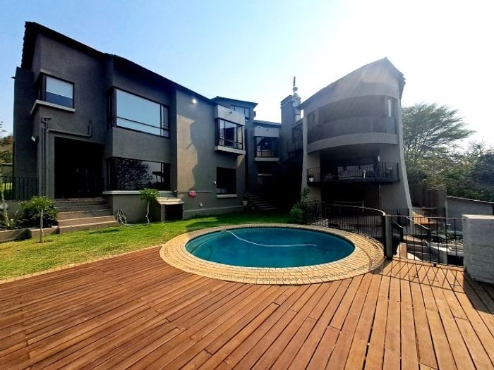 Nelspruit Ext 13 House For Sale: 5 Bedrooms, Flatlet, Braai Area, Scenic Views.