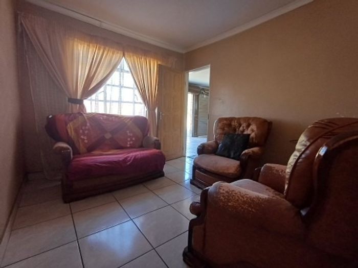 3 Bedroom house with flat, borehole, and double garages in Freemanville For Sale.