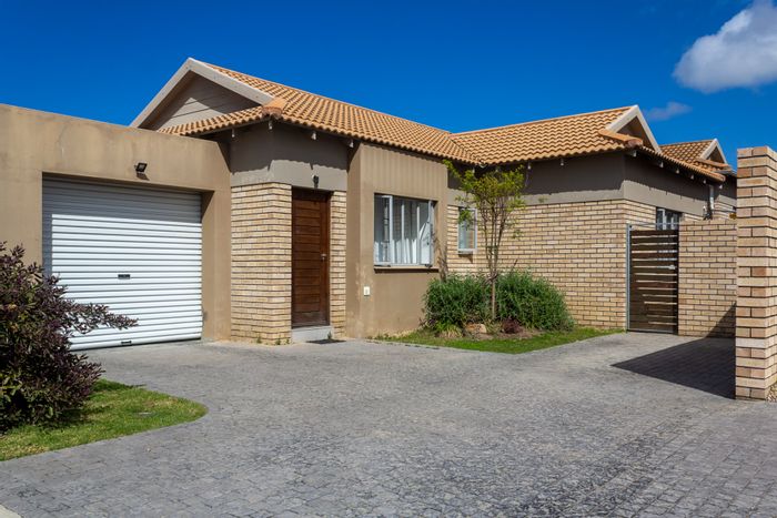 For Sale: Mooikloof Country Estate Townhouse with open plan living and garage.