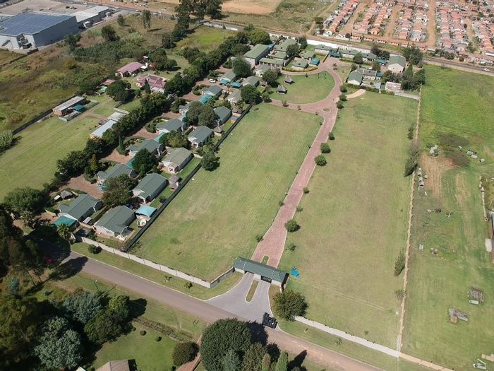 Cluster for Sale in Benoni AH: 20 homes, pool, braai areas, gated security.