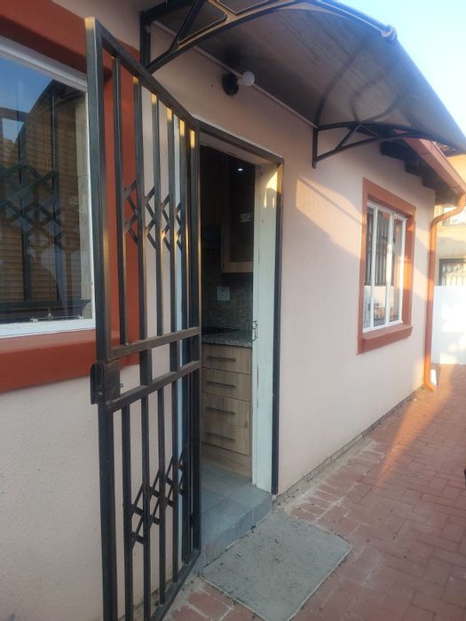 For Sale: Amandasig House with 3 Bedrooms, Braai Area, and Carport.