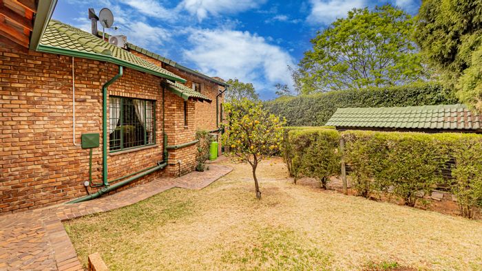 Sonneglans House For Sale: Spacious home with entertainment area, garages, and solar system.