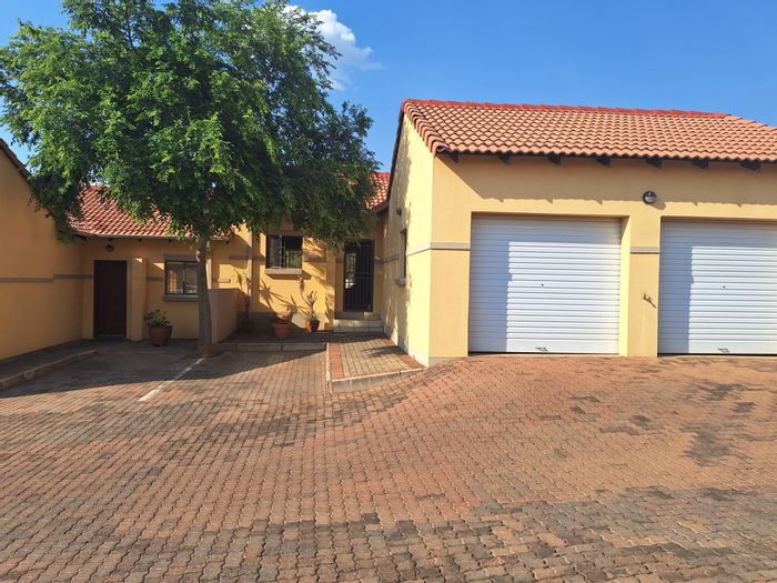 Mooikloof Ridge Townhouse For Sale: 2 beds, private garden, double garage, estate amenities.