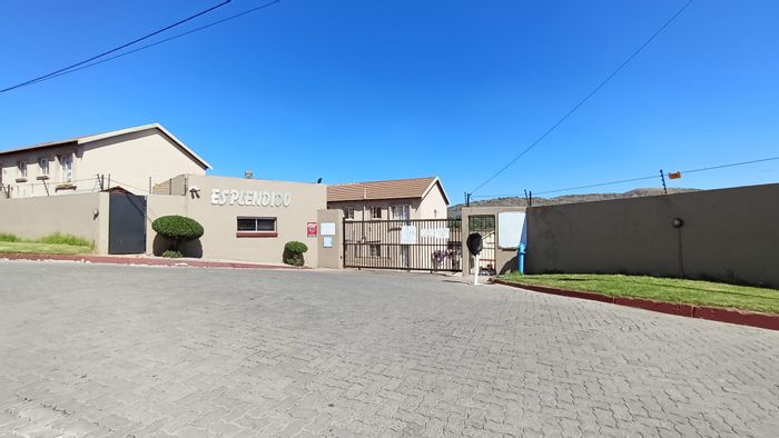 Wilgeheuwel Apartment For Sale: 2 Bedrooms, Car Port, and Spacious Living Area.