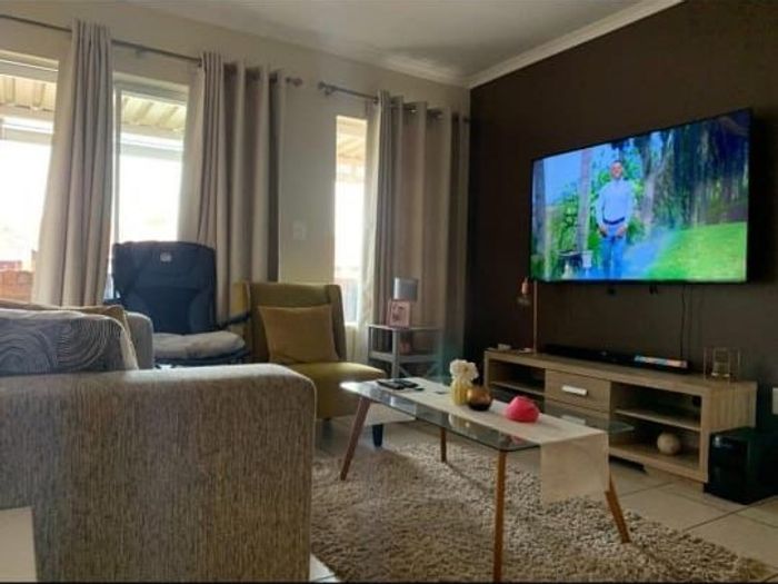 Clarina Apartment For Sale: 2 beds, pool, braai area, 24/7 security.