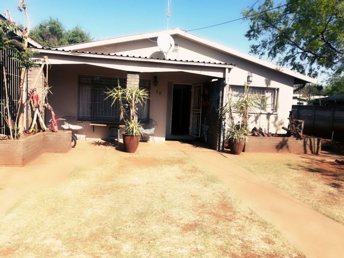 Kuruman Central House For Sale: 3 bedrooms, undercover parking, near CBD amenities.