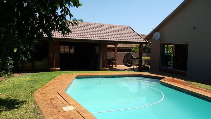 For Sale: Waverley House with 4 Bedrooms, Flats, Solar, and Water Backup.