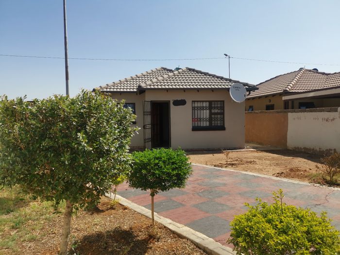 3 Bedroom House For Sale in Soshanguve Ext with yard and nearby schools.