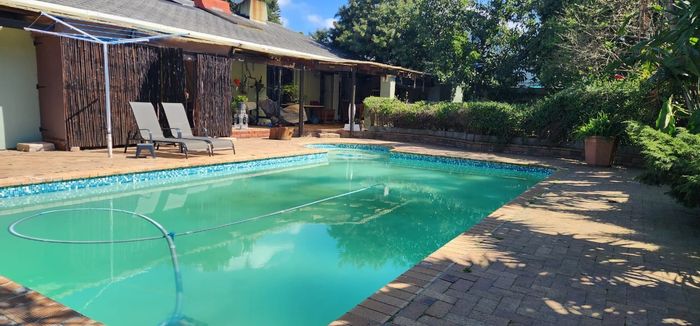 Spacious Oakglen house for sale: pool, garden, double garage, close to schools.