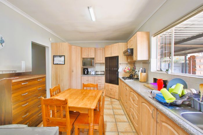 Rooihuiskraal House For Sale: 3 Bedrooms, Study, Courtyard, Double Carport, Fibre Ready.