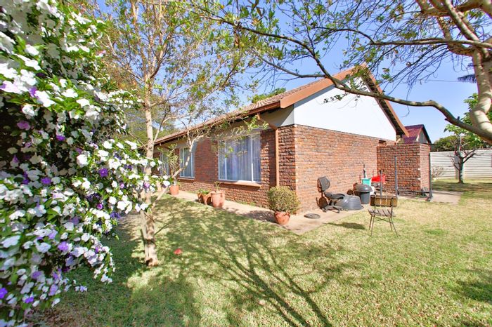 Rooihuiskraal House For Sale: 3 Bedrooms, Study, Courtyard, Double Carport, Fibre Ready.