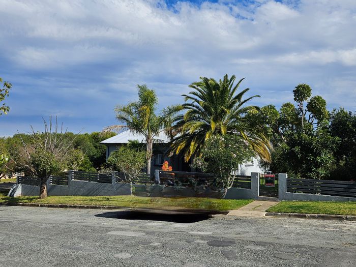 Spacious 3-bedroom house with gardens, garages, and quiet location in Somerset East. For Sale.