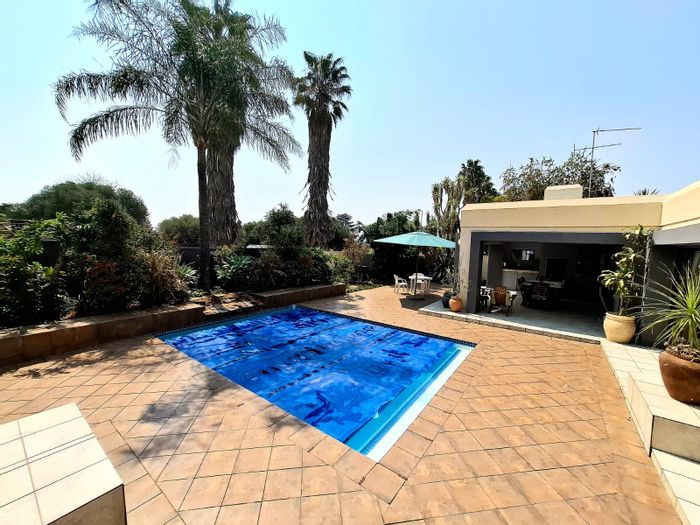 Lonehill House For Sale: 3 Bedrooms, pool, patio, solar panels, double garage.