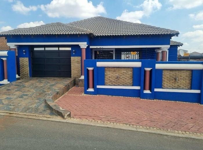 For Sale: House in Duvha Park with 3 bedrooms, garage, and security features.