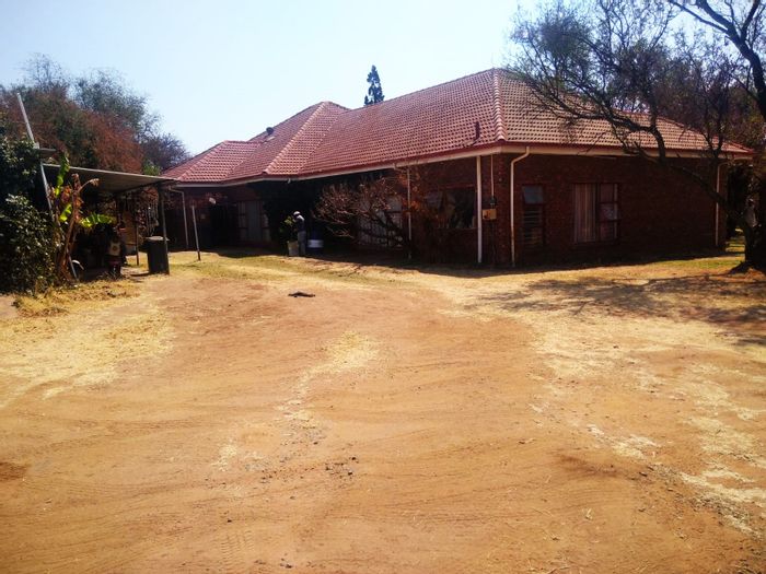 Bultfontein AH Small Holding For Sale: 8.56ha, boreholes, main house, pool, garages.