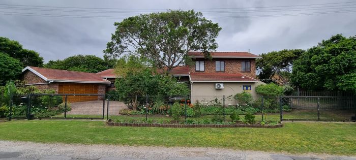 Dual living opportunity in Kingfisher Creek: Two houses, ample parking, garden space. For Sale.