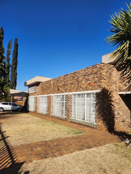 Vanderbijlpark SE 2 House For Sale: 4 Bedrooms, patio, double garage, staff accommodation.