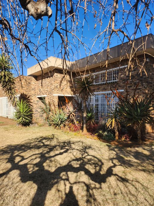 Vanderbijlpark SE 2 House For Sale: 4 Bedrooms, patio, double garage, staff accommodation.