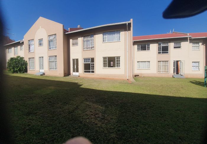 Ground floor 2-bedroom apartment in Die Hoewes, no loadshedding, garage included. For Sale.