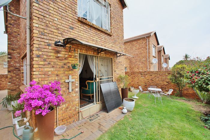 For Sale: Townhouse in Wierda Park with security, garden, garage, and fibre internet.