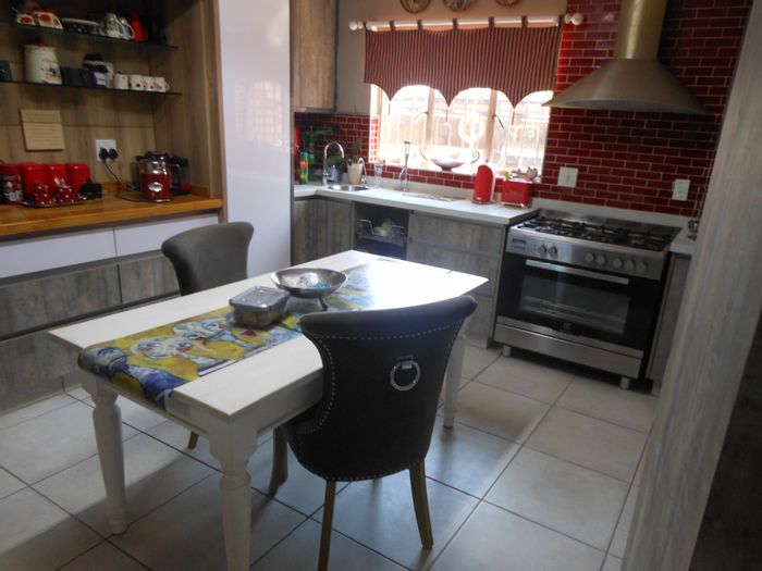 Raslouw AH House For Sale: Two homes, flatlet, workshop, pool, and ample parking.