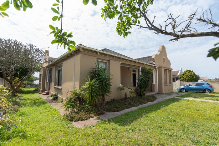 Victorian house for sale in Mount Croix with garage, granny flat, and large garden.