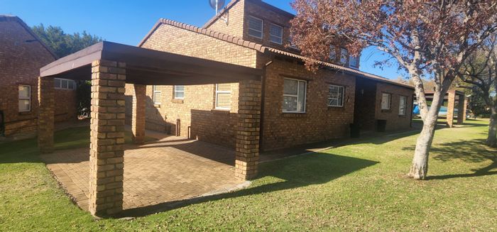 House for Sale in Vaal Marina Central: 3 Bedrooms, Private Jetty, Complex Amenities.