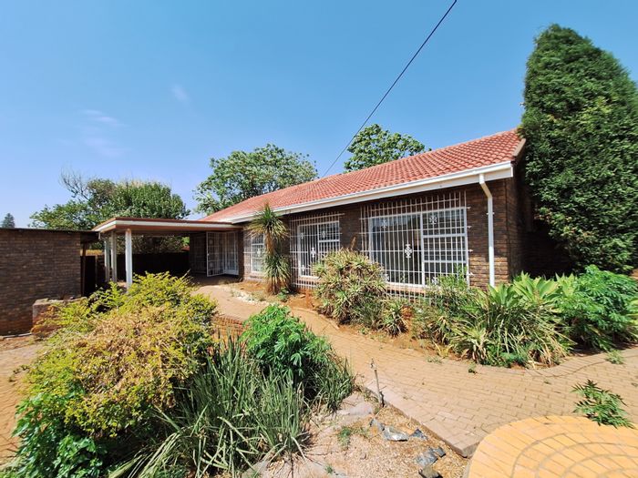 Garsfontein Ext 10 House For Sale: Spacious garden, pool, Lapa, double garage.