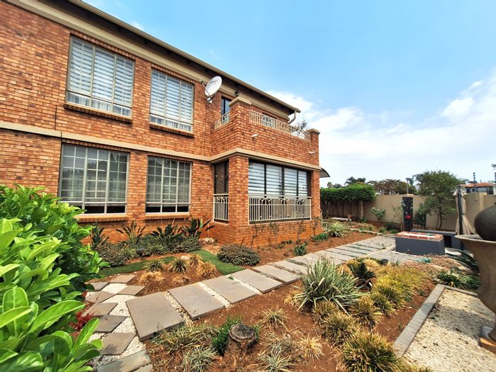 For Sale: 3-Bedroom Townhouse in Moreleta Park with Garden, Garage, and Security.