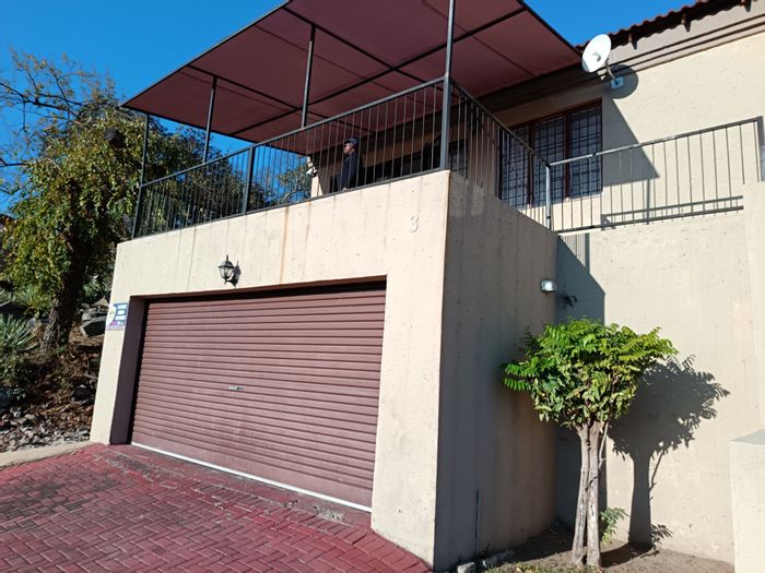 Townhouse For Sale in Stonehenge Ext 1: Spacious living, three bedrooms, office space.