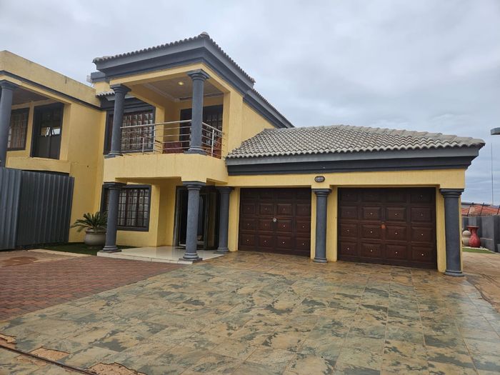 5-Bedroom House For Sale in Chroompark with pool, garden, and double garage.