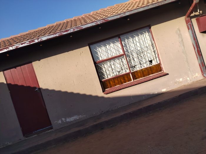 For Sale: House in Soshanguve Ext with 2 beds, 3 baths, and spacious living.