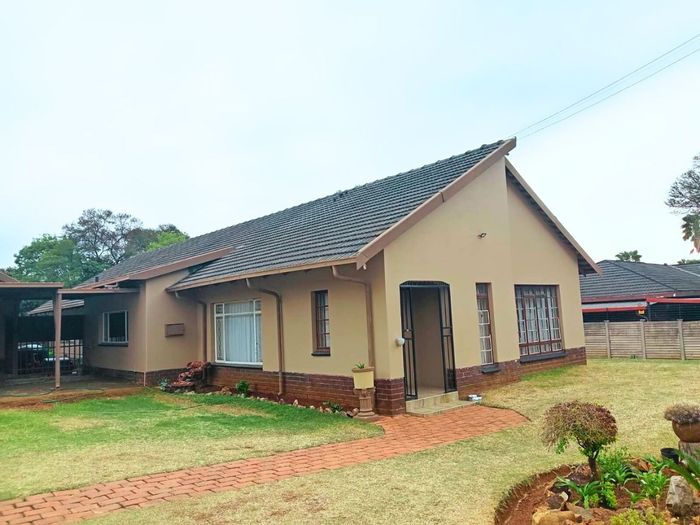 Eldoraigne House For Sale: Spacious 4-bed, pool, lapa, study, ample parking.