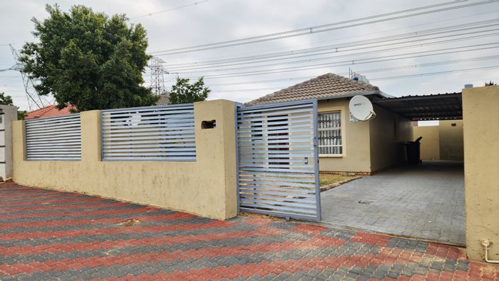 Riverside View House For Sale: 3 Bedrooms, spacious yard, near shopping and schools.